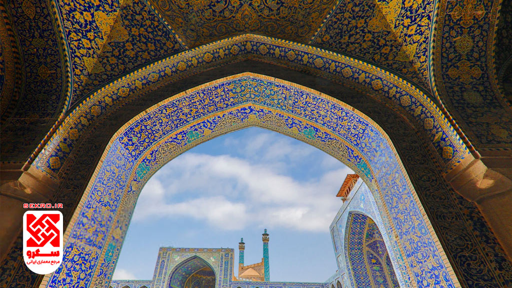 تزیینات معماری ایرانی، معماری ایرانی، نقش‌برجسته، کاشی‌کاری، گچ‌بری، آینه‌کاری، دوره هخامنشیان، دوره ساسانیان، دوره اسلامی، دوره سلجوقی، دوره ایلخانی، دوره صفوی، دوره قاجار، تاریخ معماری ایران، تحلیل تطبیقی، نقوش گیاهی، خطاطی اسلامی، طاق‌نما، مساجد ایرانی، کاخ‌های ایرانی، هویت تاریخی، میراث معماری، معماری سنتی، تأثیرات فرهنگی، مقایسه تاریخی.