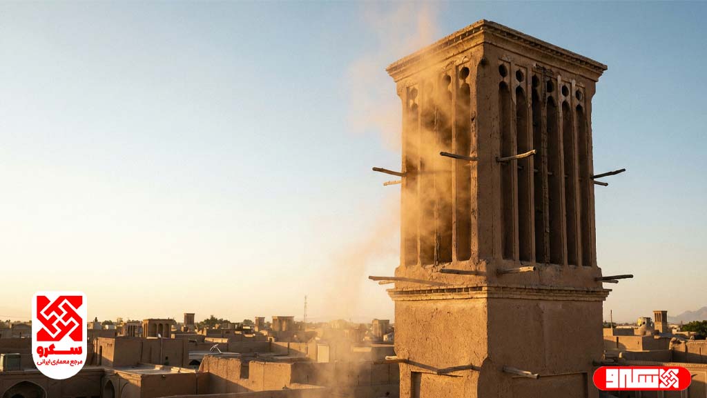 بادگیر خشتی قدیمی در حال مکش هوا و گرد و غبار در غروب