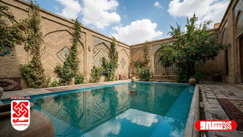 حوض آب در حیاط مرکزی و بازتاب آسمان؛ نماد خلوت و درون‌گرایی