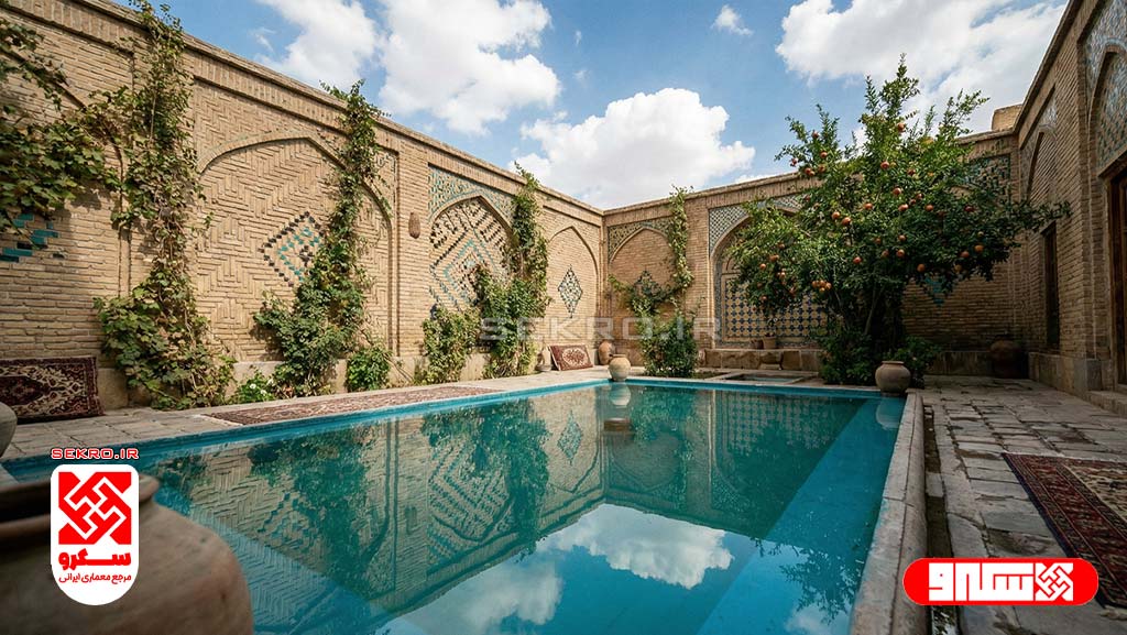حوض آب در حیاط مرکزی و بازتاب آسمان؛ نماد خلوت و درون‌گرایی