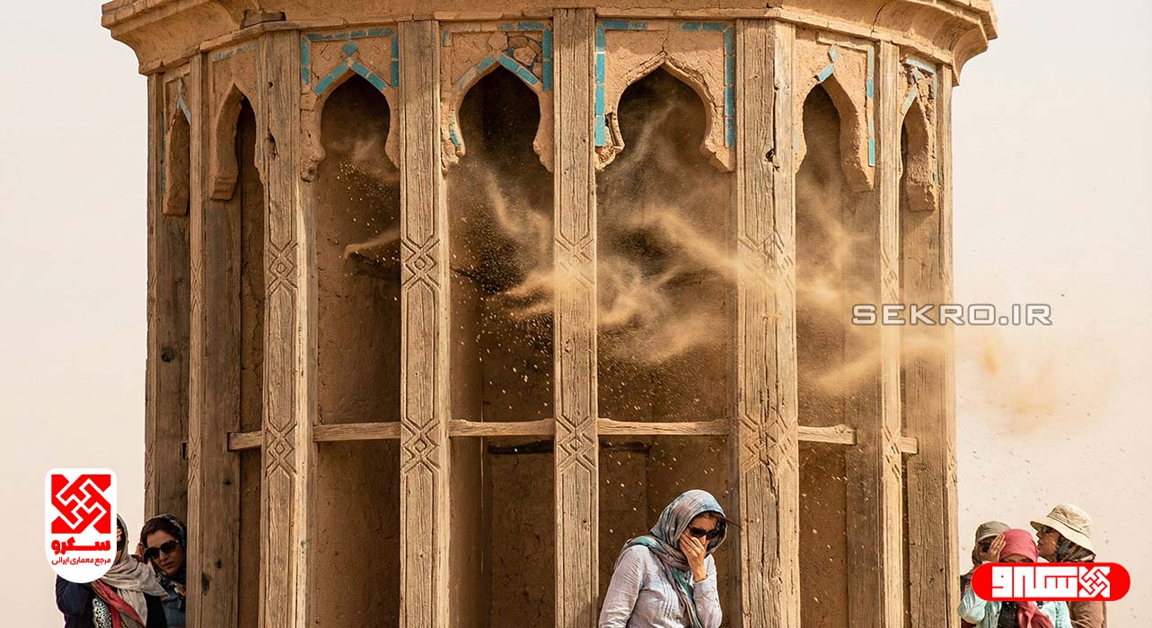 وزش باد و حرکت شن از میان پره‌های چوبی و آجری دهانه بادگیر