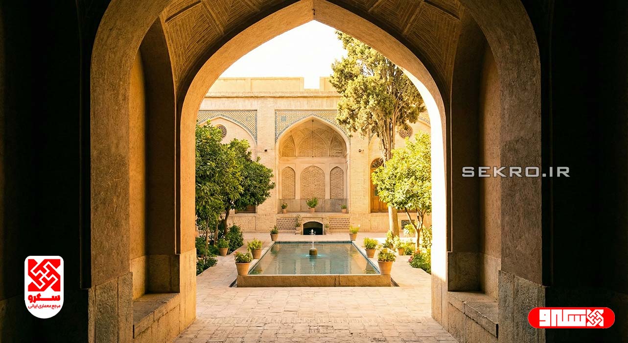 هشتی و حیاط مرکزی