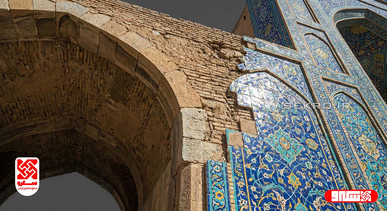 سیر تحول سبک‌های معماری ایرانی از آجرکاری خراسانی به کاشی‌کاری اصفهانی
