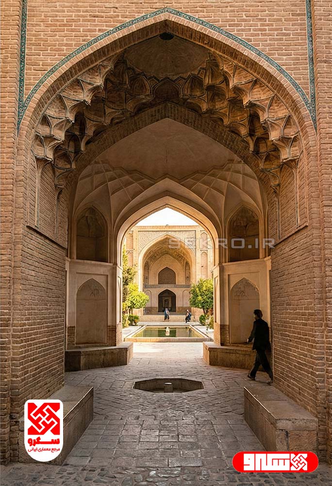 سلسله‌مراتب فضایی و تغییر مقیاس از هشتی تاریک به حیاط روشن در خانه ایرانی