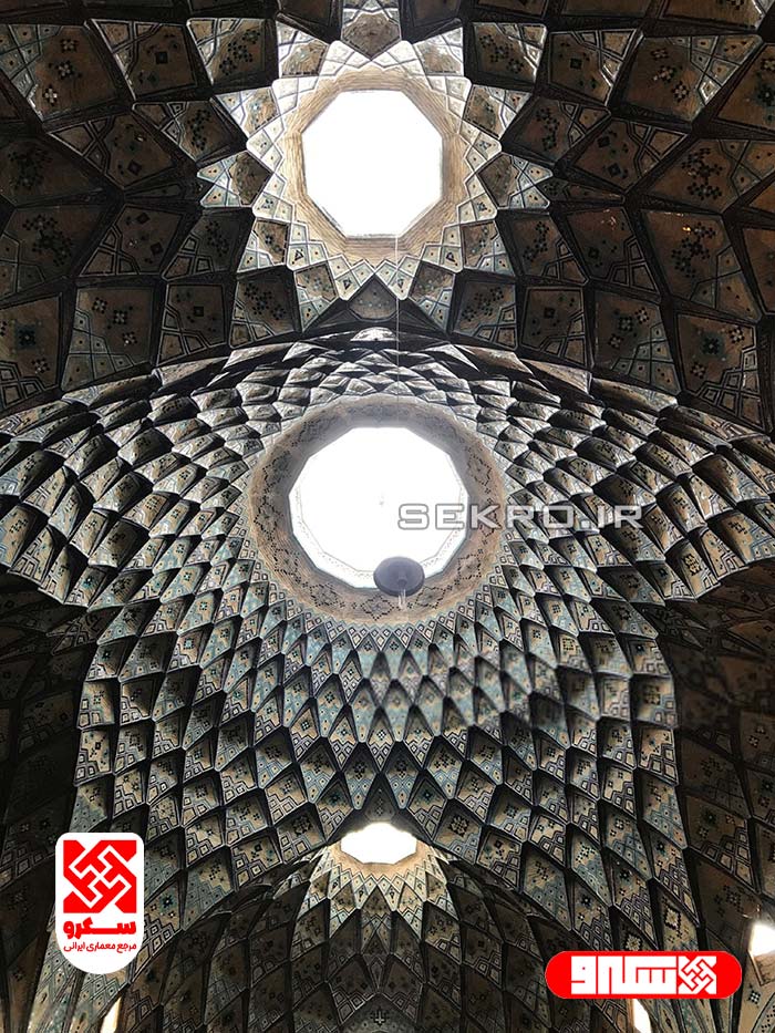 پرسپکتیو متقارن زیر گنبد کاربندی، نمایش هندسه مقدس و حرکت بصری به سمت نور مرکزی.