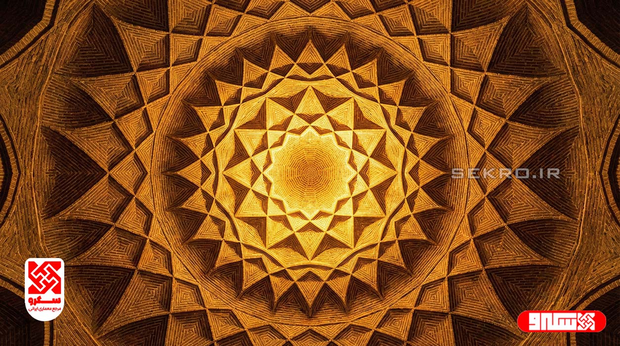 مای زیر گنبد (Worm's-eye view) با تمرکز بر شمسه مرکزی (ستاره ۱۲ پر) که نور طلایی از آن ساطع می‌شود، نماد خورشید در معماری.