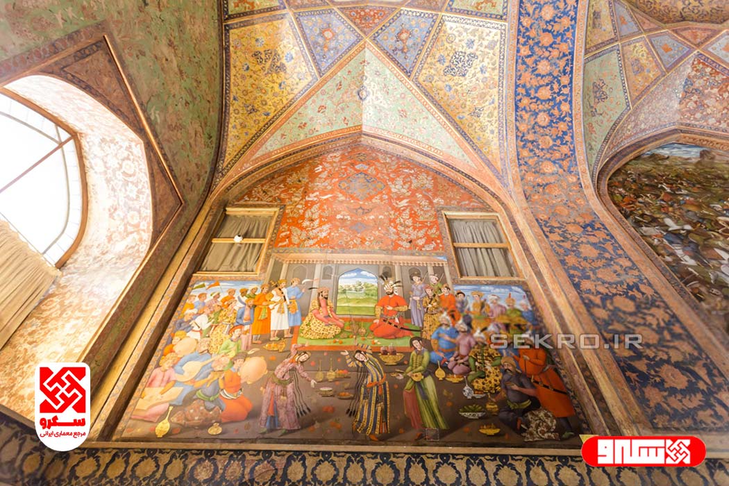 نمای داخلی کاخ چهل‌ستون یا عالی‌قاپو، دیوارهای پر از نقاشی‌های دیواری (فرسکو) با تصاویر انسان، بزم و رنگ‌های شاد.