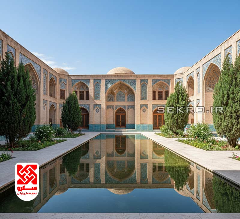 نمای عریض از حیاط مرکزی متقارن و مجلل، حوض بزرگ در وسط که تصویر آسمان و معماری را منعکس می‌کند.