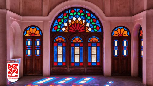 معماری سنتی ایران، نور در معماری اسلامی، فضاهای سنتی ایران، معماری پایدار، مسجد شاه اصفهان، خانه طباطبایی کاشان، کاشی‌کاری سنتی، بادگیر در معماری، شیشه‌های رنگی ارسی، معماری دوره صفوی، نور و معنویت، طراحی اقلیمی ایران، مقرنس در معماری، حریم خصوصی در معماری، نور طبیعی در خانه‌های سنتی.