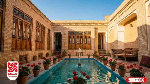 حیاط مرکزی سنتی با حوض فیروزه‌ای و شمعدانی در معماری تهران و قم
