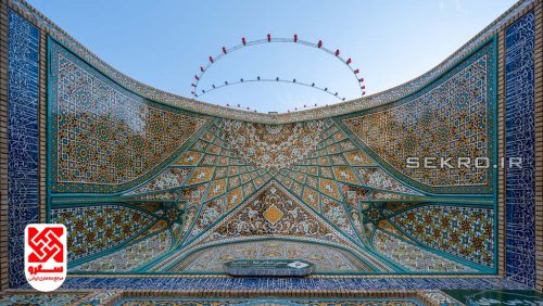 نمای عریض و سینمایی از پایین به بالا از یک ایوان بزرگ کاشی‌کاری شده