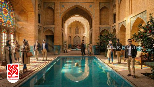 نمای داخلی حیاط خانه تاریخی ایرانی با حوض فیروزه‌ای و تابش نور خورشید از پنجره‌های ارسی